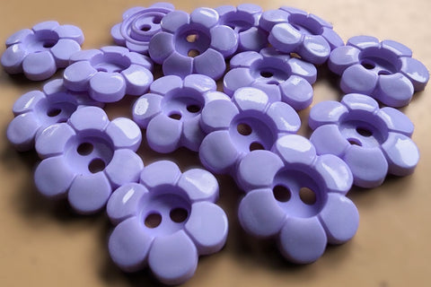 B14615 15mm Lilac Glossy 2 Hole Daisy Button