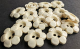 B15016 15mm Cream Gloss Nylon 2 Hole Daisy Button