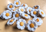 B18180 23mm White-Yellow Daisy Flower Shape Novelty Shank Button