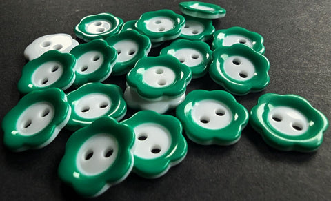 B7762 20mm Green and White Gloss Daisy Shape 2 Hole Button