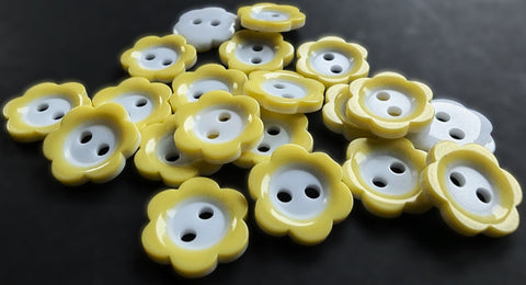 B7763 20mm Lemon-White Gloss Daisy Shape 2 Hole Button