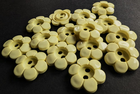 B7840 18mm Lemon Glossy 2 Hole Daisy Button