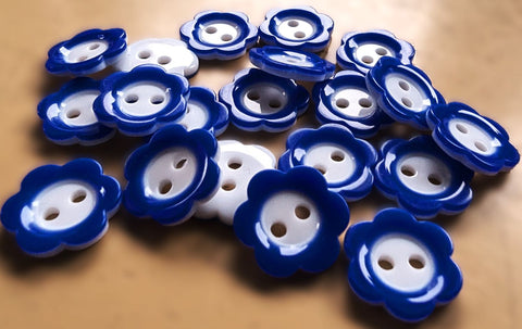 B7991 20mm Royal Blue-White Gloss Daisy Shape 2 Hole Button