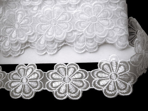 L263 54mm White Guipure Daisy Lace