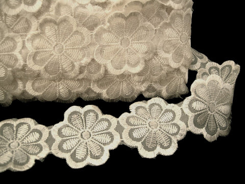 L273 54mm Cream Guipure Daisy Lace