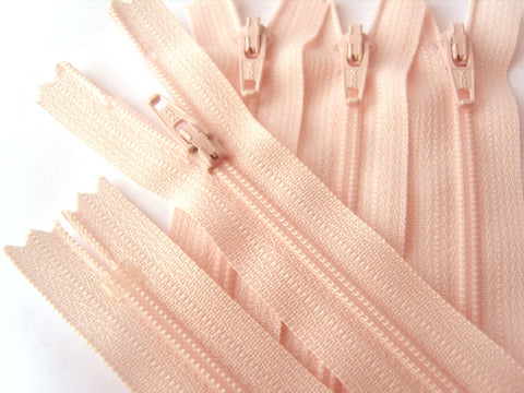 Z4440 YKK 30cm Pale Pink Nylon No.3 Closed End Zip