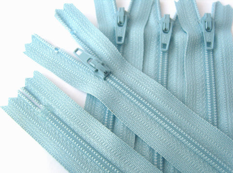 Z4538 YKK 10cm Pale Cornflower Blue Nylon No.3 Closed End Zip