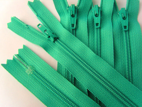 Z4532 YKK 41cm Bright Turquoise Nylon No.3 Closed End Zip