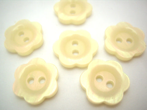 B16800 15mm Cream Flower Design Polyester 2 Hole Button