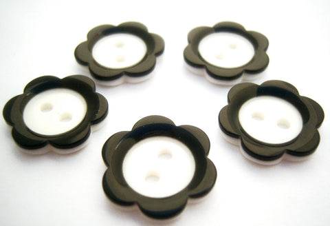 B9808 17mm Black and White Gloss Daisy Shape 2 Hole Button