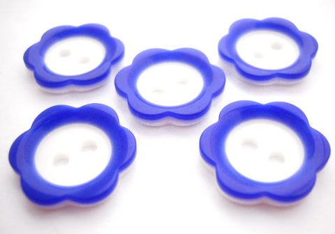 B8293 15mm Royal Blue and White Gloss Daisy Shape 2 Hole Button